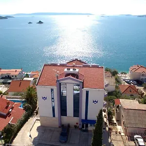 https://viktorija.hotels-in-trogir.com