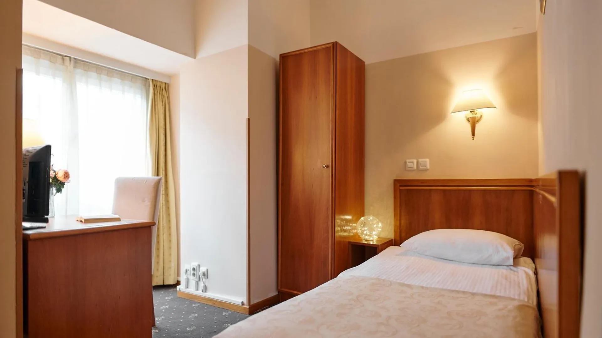 Hotel Laurana 3*,  Croazia
